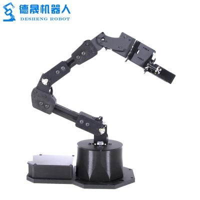 Braço de robô industrial cutucando bloco de carbono