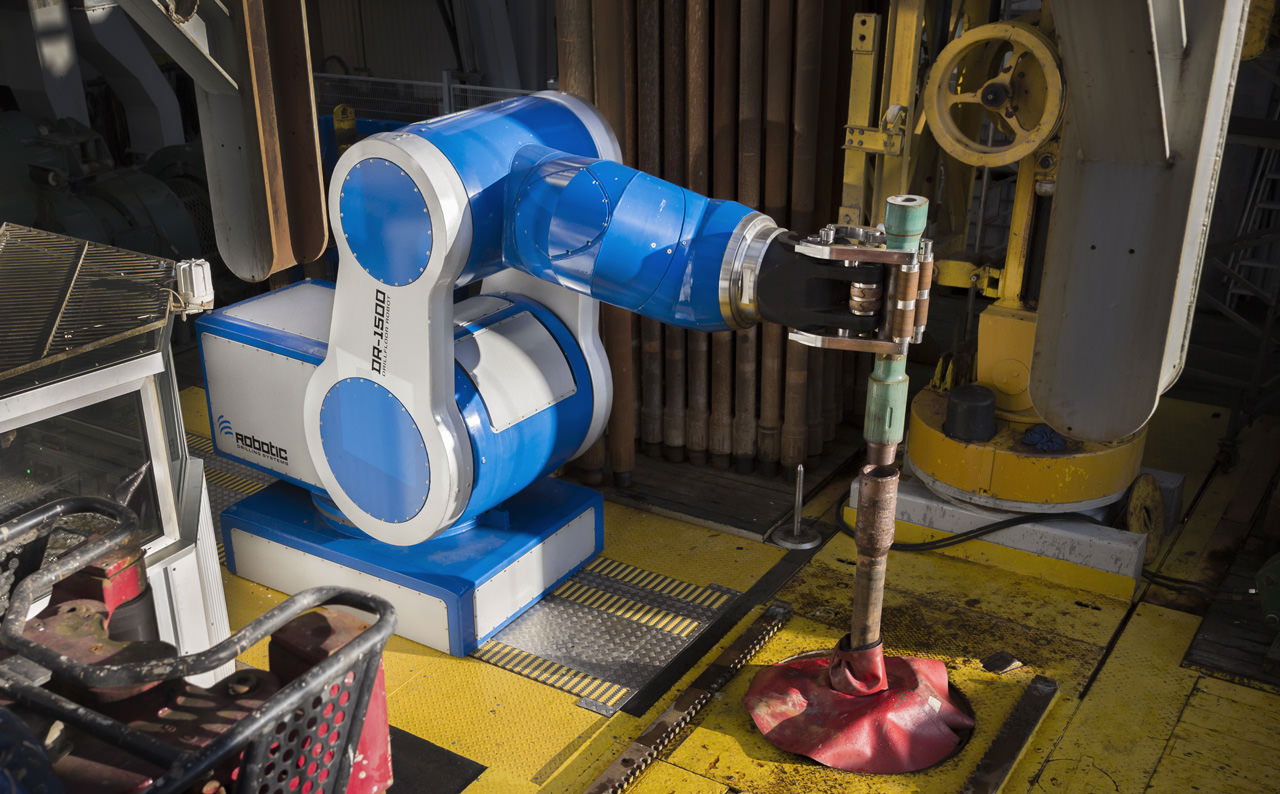Os robôs de manufatura com inteligência artificial estão revolucionando a indústria de manufatura, automatizando diversas tarefas e melhorando a eficiência da produção. Esses robôs estão equipados com algoritmos avançados de IA que lhes permitem aprender e se adaptar a diferentes processos de fabricação, tornando-os altamente versáteis e eficientes. Os robôs autônomos da Indústria 4.0 são outro desenvolvimento significativo no setor de manufatura. Esses robôs são equipados com sensores e recursos de conectividade que lhes permitem se comunicar com outras máquinas e sistemas em uma fábrica. Eles podem trabalhar em colaboração com trabalhadores humanos, aumentando a produtividade e a segurança no processo de fabricação. Braço robótico As empresas de manufatura desempenham um papel vital no desenvolvimento e produção de braços robóticos usados em diversas indústrias. Essas empresas projetam e fabricam braços robóticos que são capazes de executar tarefas precisas e complexas. Esses braços são frequentemente usados em linhas de montagem, soldagem e manuseio de materiais. processos, entre outros. A robótica na indústria marítima também está ganhando força. Veículos subaquáticos autônomos (AUVs) e veículos operados remotamente (ROVs) estão sendo usados para diversas aplicações, incluindo inspeções subaquáticas, exploração de petróleo e gás e monitoramento ambiental. Esses robôs estão equipados com sensores avançados e sistemas de imagem, permitindo-lhes navegar e coletar dados em ambientes subaquáticos desafiadores. Concluindo, a integração de inteligência artificial, robôs autônomos e braços robóticos em vários setores, incluindo manufatura e marítimo, está transformando a forma como as tarefas Esses avanços não apenas aumentam a produtividade e a eficiência, mas também melhoram a segurança e a precisão em ambientes complexos e perigosos. Artificial Intelligence Manufacturing Robots are revolutionizing the manufacturing industry by automating various tasks and improving production efficiency. These robots are equipped with advanced AI algorithms that enable them to learn and adapt to different manufacturing processes, making them highly versatile and efficient. Industry 4.0 Autonomous Robots are another significant development in the manufacturing sector. These robots are equipped with sensors and connectivity features that enable them to communicate with other machines and systems in a factory. They can work collaboratively with human workers, enhancing productivity and safety in the manufacturing process. Robotic Arm Manufacturing Companies play a vital role in the development and production of robotic arms used in various industries. These companies design and manufacture robotic arms that are capable of performing precise and complex tasks. These arms are often used in assembly lines, welding, and material handling processes, among others. Robotics in the Maritime Industry is also gaining traction. Autonomous underwater vehicles (AUVs) and remotely operated vehicles (ROVs) are being used for various applications, including underwater inspections, oil and gas exploration, and environmental monitoring. These robots are equipped with advanced sensors and imaging systems, enabling them to navigate and collect data in challenging underwater environments. In conclusion, the integration of artificial intelligence, autonomous robots, and robotic arms in various industries, including manufacturing and maritime, is transforming the way tasks are performed. These advancements not only enhance productivity and efficiency but also improve safety and accuracy in complex and hazardous environments.