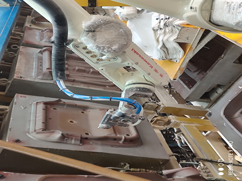 Continuous casting-spraying release agent robot.jpg Continuous casting-spraying release agent robot.jpg